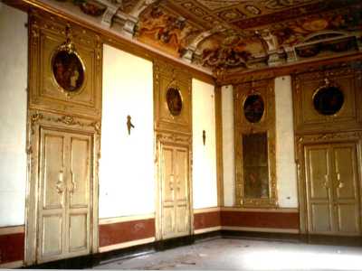 Attraverso una grande scala accederebbe ai due piani superiori, di cui il primo � quello �nobile�, ricco di tele dipinte a tempera sui soffitti